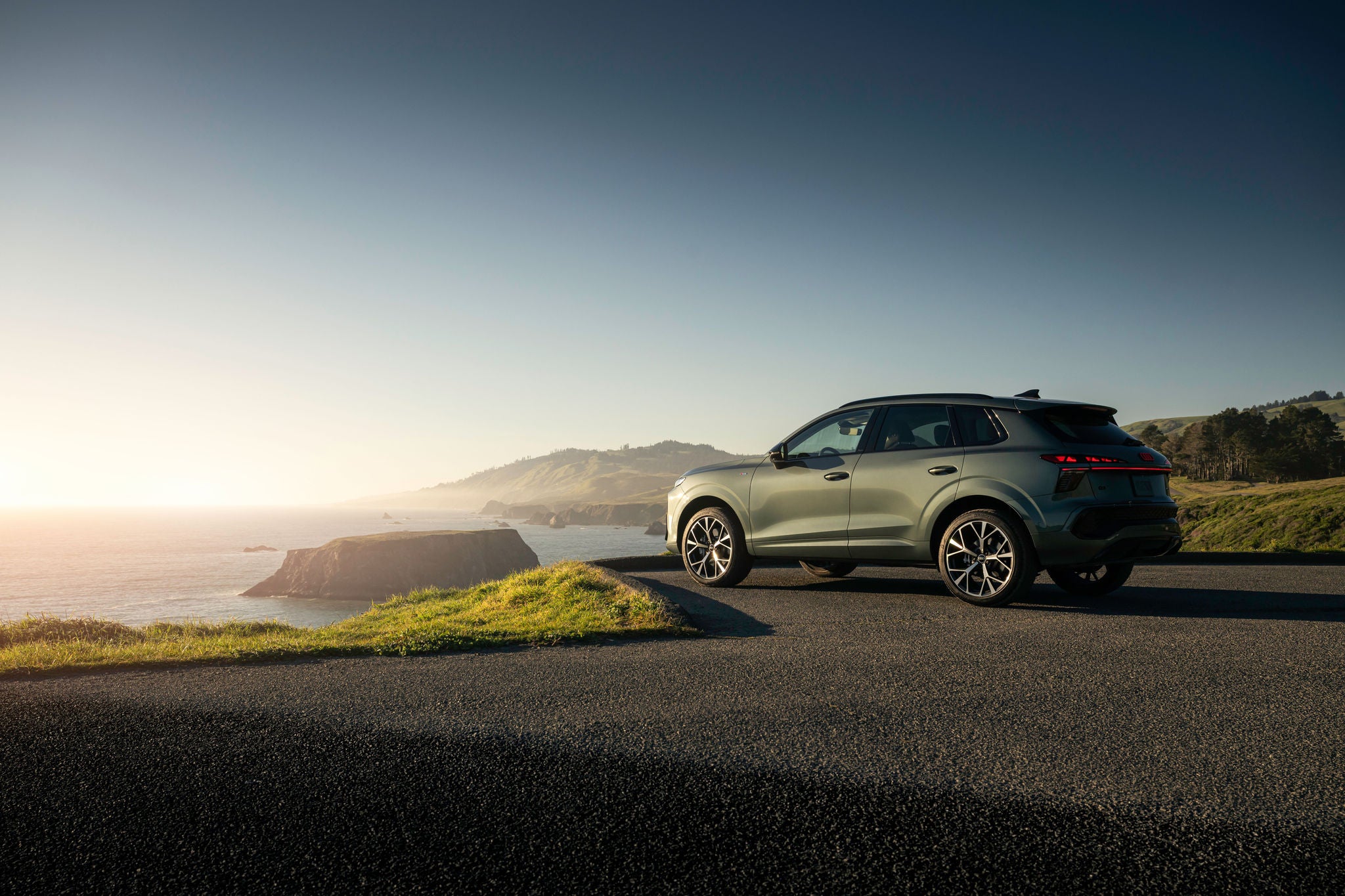 Right profile view of an Audi Q8 e-tron parked.